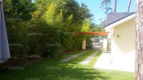 Casa En Playa Mansa En Venta Punta Del Este, Reciclada- Ref: 26557