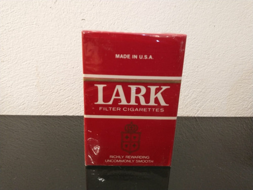 Antigua Marquilla Cigarrillos Lark Made In Usa Llena Años 70