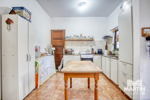 Casa 6 Ambientes, 7 Cuadras De Av. Maipú, Suite, Toilette, Play, Cochera Y Jardín.