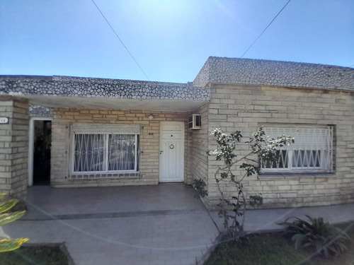 Venta De Casa En Grand Bourg-cochera--4 Amb Con Parque Y Parrilla-