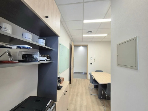 Moderna Y Funcional, En Edificio Empresarial
