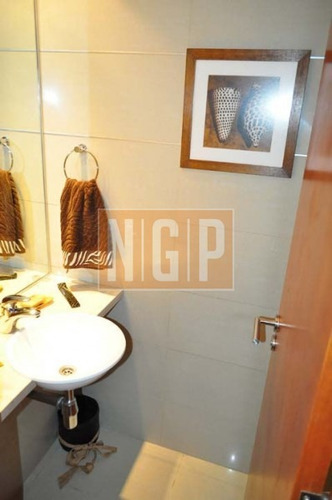 Servicio De Mucamas, Piscina, Parrilleros, Gimnasio, Sala De Adultos, Sala De Juegos, Sector De Internet, Laundry, Recepción Las 24 Hs.-ref:8498