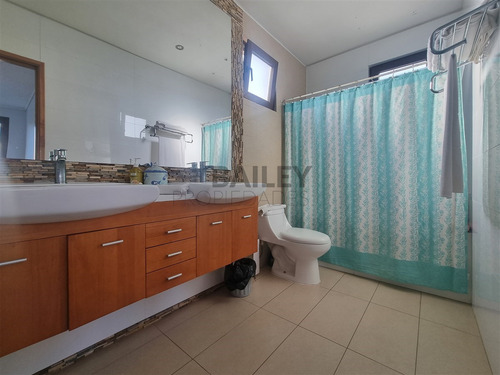 Casa Mediterránea En Venta De 4 Dorm. En Concón