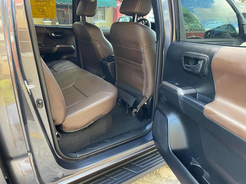Imagen 11 de 15 de Toyota Tacoma Limited 4*2 Americana