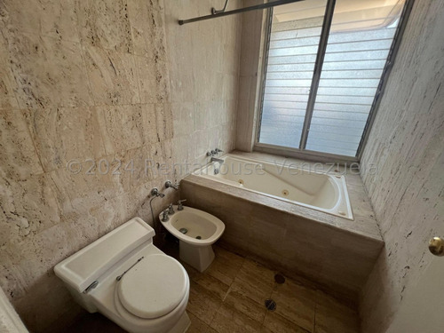 Apartamento En Venta Con Excelente Ubicaciòn En La Urb. Lomas De Las Mercedes
