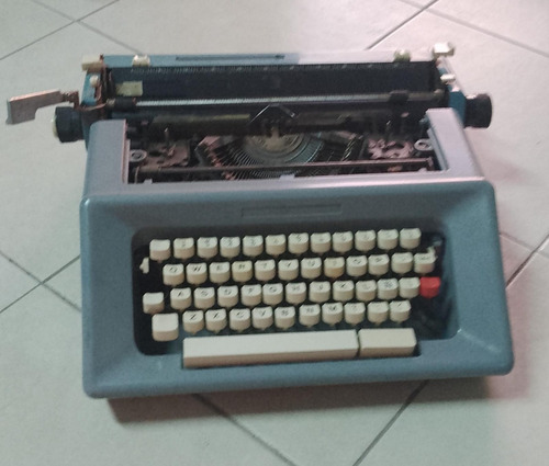 Maquina De Escribir Funcional Marca Olivetti Studio 46