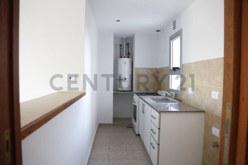 Venta De 1 Departamento Con Balcón Y Cochera En La Plata.
