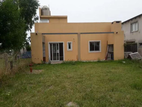 Casa Venta 2 Dormitorios 1 Baño 1 Cochera Jardin 82 Mts 2 Cubiertos Terreno 300 Mts 2 - Villa Parque Sicardi
