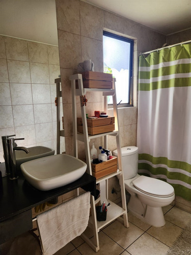 Casa En Venta De 3 Dorm. + Servicio En Colina