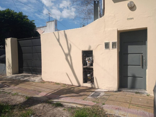 Venta De Casa De 2 Ambientes Y Medio Con Gran Patio.