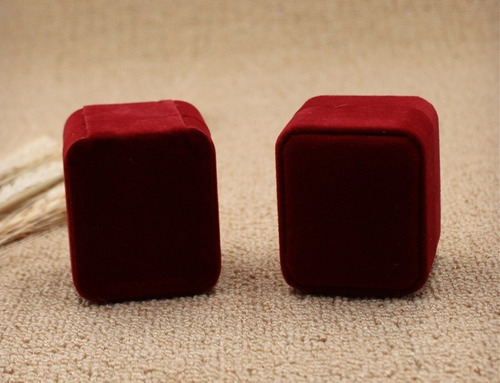 Imagen 5 de 6 de Set 2 Cajas De Terciopelo Anillo Aros Joyas Burdeo 6x5x5cm