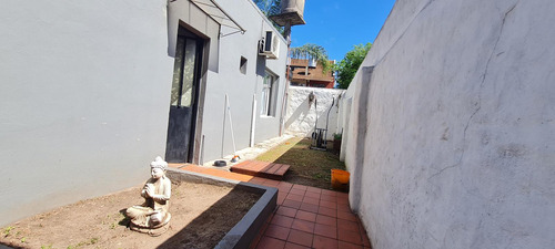 Casa Sobre Lote De 10x40 Con Gran Jardín Con Piscina - En Venta