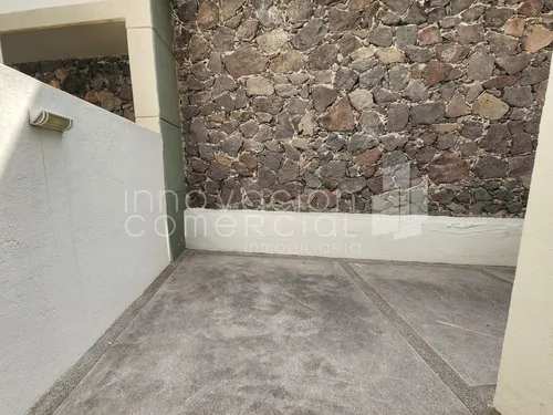 Casa En Renta En Zibata, 4 Recámaras, Privada Con Alberca