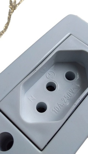 Sistema simple de enchufe externo 2p+t X 10A, caja superpuesta blanca