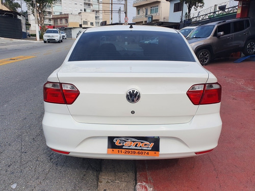 Imagem 3 de 10 de Volkswagen Voyage 2015 1.0 Trendline Total Flex 4p