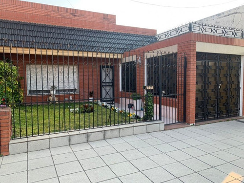 Casa 4 Ambientes Con Cochera - Excelente Estado