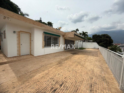 Venta Casa De Un Nivel. Terraza Con Vista Privilegiada. Urbanización Caurimare.