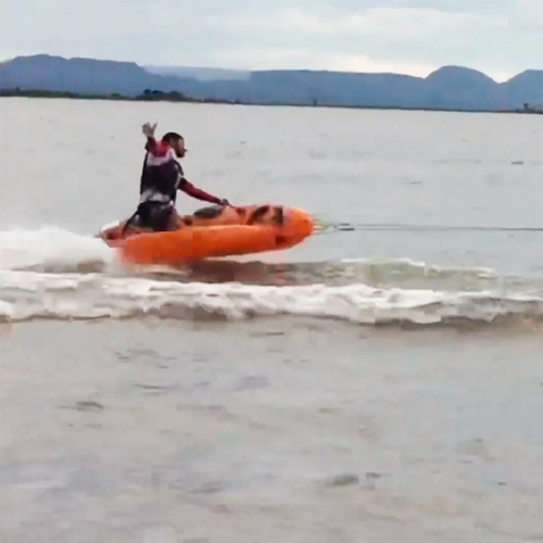 Imagem 2 de 6 de Boia Banana Aquática Rebocável Jet Bob P/ 2 Pessoas Nautika