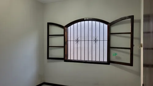 Vendo Casa Térrea Na Vila Das Graças Taubaté, Ótima Localização, 2 Quartos E 2 Vagas De Garagem Coberta, A 10 Minutos Do Centro A Pé.