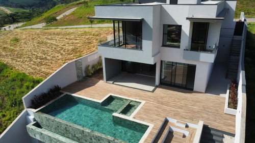 Casa Com Amplo Espaço De Lazer Particular