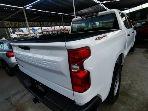 Imagen 6 de 11 de Chevrolet Silverado 2020 5.4 2500 Doble Cabina Ls 4x4 At