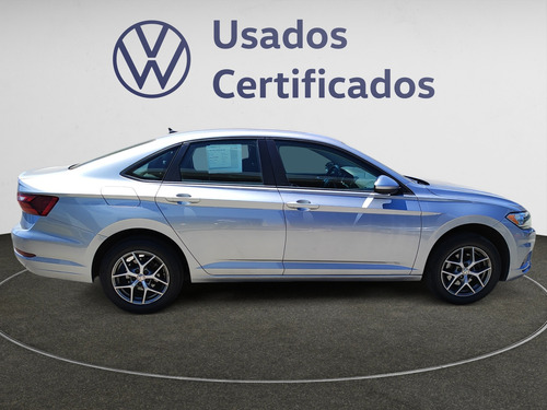 Volkswagen Jetta 4p Trendline L4/1.4/T Man