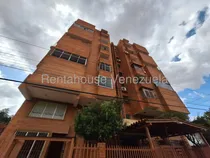 Comprar Dalisa Bigott Vende Amplio Apartamento En Urbanización Selene | 3h 2b | 101 M² | Excelente Ubicación Centro-este | Estacionamiento Cubierto | Ascensores | Área De Lavandería | #25-19556