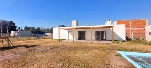 Imagen 8 de 17 de Excelente Casa Tipo Quincho A La Venta - Cañuelas