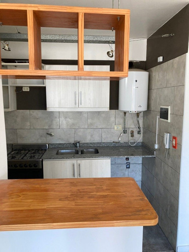Imagen 8 de 15 de Venta. 2 Ambientes. Balcón Terraza. Behring Y Gamarra.