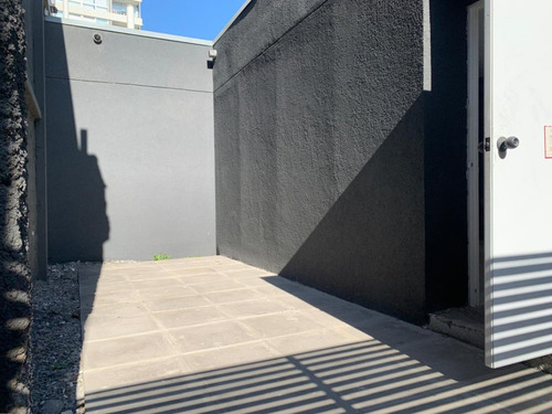 Local Comercial Nuevo: 47/118 M2, Terraza, Patio. Metro.