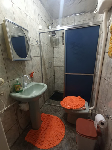 2 Casas No Mesmo Patio Com Muros Altos Separando