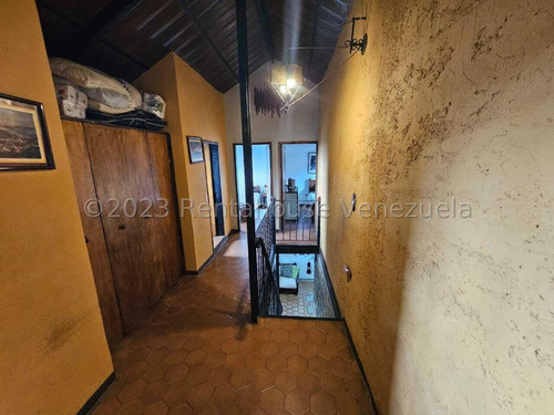 Bella Casa Tipo Chalet Holandés En Venta San Antonio De Los Altos 24-9993 Edf