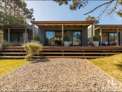 Se Vende En Arenas De José Ignacio, Casa De 5 Dormitorios En Suite.