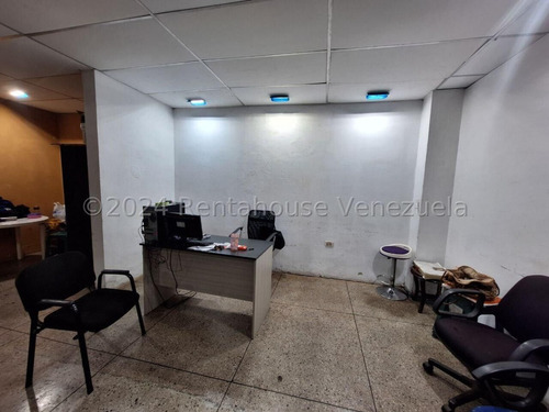 Raiza Suárez Vende Edificio Comercial Ubicado En La Av Libertador De Barquisimeto 2 5 4 5 6 En Zona De Alto Tráfico Peatonal Y Vehicular Cercanos A Comercios Y Transporte Público.