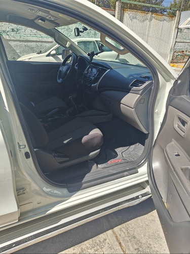 Mitsubishi L200 2.4 Cabina Doble 4x2 Mt