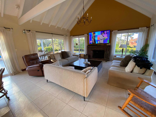 Imagen 6 de 12 de Mansión En Barrio Golf Punta Del Este Alquiler Y Venta