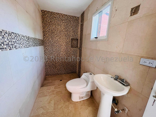 Casa Townhouse En Venta De 4 Niveles En Cantarrana Cocina Empotrada Piso De Mármol Parrillera Seguridad Nela 24-8827