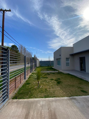 Venta De Casa En General Roca, B° Vista Barda 2 Habitaciones