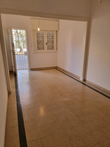 Casa Pb En Venta De 2 Dormitorios Con Garage En Atahualpa, Montevideo.