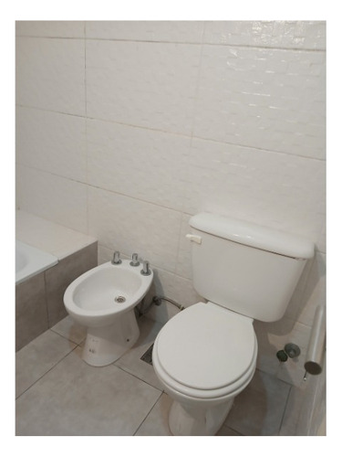 Reservado! Alquiler Departamento 2 Ambientes En Planta Baja Muy Luminoso Con Pequeño Espacio Verde Propio
