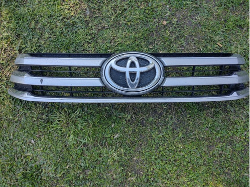 Parrilla Frente Toyota Hilux 16 19 Original Detalle 