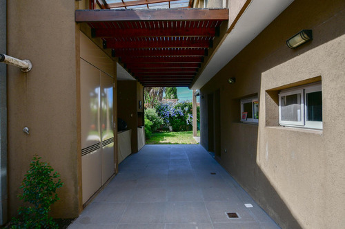 Casa En Venta De 3 Dormitorios Mas Escritorio En Gonnet 25 Y 484 Apto Banco . Toma Permuta