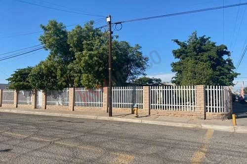 Imagen 1 de 25 de En Renta Acogedora Casa En Esquina Con Amplio Terreno En Col. Independencia