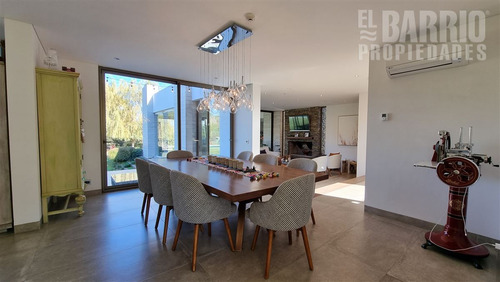Casa En Venta De 5 Dorm. En Las Brisas