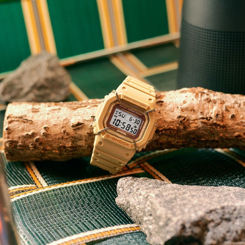 Reloj pulsera digital Casio GA-100L-2A con correa de resina color café claro - fondo café