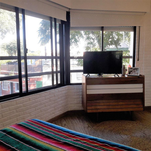 Casa En Buceo, Muy Buen Estado, 2 Dormitorios, 2 Baños, Cochera Y Parrillero