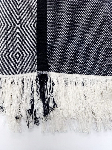 Imagen 5 de 6 de Poncho Artesanal Rombos Negro