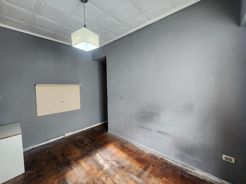 Oportunidad En Almagro. Departamento De 3 Ambientes Con Terraza De Uso Común.