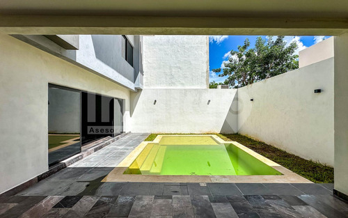 Casa En Venta En Mérida En Privada Soluna, Temozón Norte