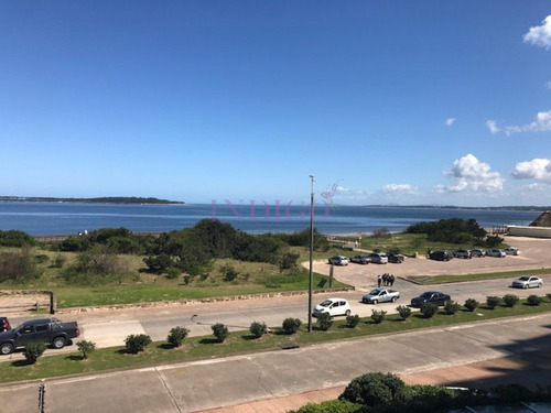 Muy Buen Departamento En Alquiler En Torre Con Todos Los Servicios Frente Al Mar En Playa  Mansa, 2 Dormitorios .